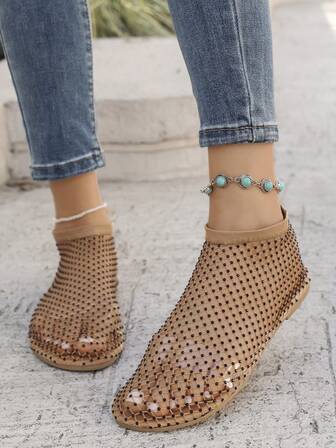 Vår/Sommar 2025 Nya Mjuka Rundtåiga Fisknätssandaler Diamantformade Slip-On Casual Utomhus Andningsbara Plus Size Ihåliga Sandaler Platta Skor