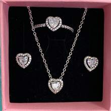 3 pièces Ensemble de bijoux multicolore en forme de cœur le plus récent, composé d'une paire de boucles d'oreilles en argent, d'une bague en argent et d'un collier en argent, fabriqués avec des matériaux hypoallergéniques ornés de strass taille brillante et d'éléments en forme de cœur rouge passionné. Avec des accents de strass en forme de cœur simple mais élégant. Parfait pour les anniversaires, les cadeaux, les fêtes et le port quotidien - un joyau d'amour idéal et limité