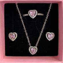3 pièces Ensemble de bijoux multicolore en forme de cœur le plus récent, composé d'une paire de boucles d'oreilles en argent, d'une bague en argent et d'un collier en argent, fabriqués avec des matériaux hypoallergéniques ornés de strass taille brillante et d'éléments en forme de cœur rouge passionné. Avec des accents de strass en forme de cœur simple mais élégant. Parfait pour les anniversaires, les cadeaux, les fêtes et le port quotidien - un joyau d'amour idéal et limité
