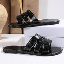 1 Pair Women's Fashionable Flat Sandals, Comfortable Slip-On Leather Slides, Stylish Summer Footwear, Easy To Pair With Casual Outfits, Durable Construction And Soft Materials, All-Day Comfort. Bohemian Design