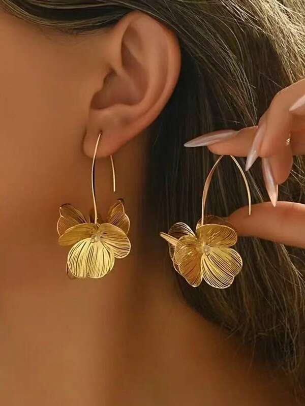 1 Pair Fashionable Gold Ginkgo Flower Stud Earrings For Women, Exquisite Texture Sweet And Cool, Versatile Accessory