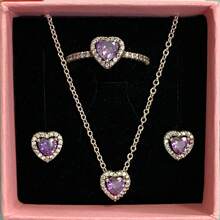 3 pièces Ensemble de bijoux multicolore en forme de cœur le plus récent, composé d'une paire de boucles d'oreilles en argent, d'une bague en argent et d'un collier en argent, fabriqués avec des matériaux hypoallergéniques ornés de strass taille brillante et d'éléments en forme de cœur rouge passionné. Avec des accents de strass en forme de cœur simple mais élégant. Parfait pour les anniversaires, les cadeaux, les fêtes et le port quotidien - un joyau d'amour idéal et limité