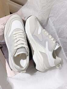 Tênis Confortável de Sola Grossa para Mulheres | Retalhos de Couro e Tela | Listras Decorativas Geométricas + Cores de Contraste Minimalistas | Design de Cadarço de Cano Baixo com Bico Redondo | Sola Grossa Antiderrapante e Amortecedora de Choque | Casual Esportivo | Estilo Simples para Caminhada | Adequado para Uso Diário de Mulheres Jovens, Primavera/Outono/Inverno (Branco + Cinza Claro)