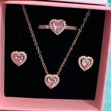 3 pièces Ensemble de bijoux multicolore en forme de cœur le plus récent, composé d'une paire de boucles d'oreilles en argent, d'une bague en argent et d'un collier en argent, fabriqués avec des matériaux hypoallergéniques ornés de strass taille brillante et d'éléments en forme de cœur rouge passionné. Avec des accents de strass en forme de cœur simple mais élégant. Parfait pour les anniversaires, les cadeaux, les fêtes et le port quotidien - un joyau d'amour idéal et limité