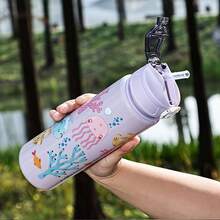 1 个 700ml/23oz 可爱卡通珊瑚主题印花塑料水瓶，带吸管、盖子和编织带，适合户外运动、露营、学校、野餐、旅行、生日、复活节、独立日、妇女节、母亲节礼物 - 彩色 - 查看 4
