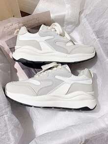 Tênis Confortável de Sola Grossa para Mulheres | Retalhos de Couro e Tela | Listras Decorativas Geométricas + Cores de Contraste Minimalistas | Design de Cadarço de Cano Baixo com Bico Redondo | Sola Grossa Antiderrapante e Amortecedora de Choque | Casual Esportivo | Estilo Simples para Caminhada | Adequado para Uso Diário de Mulheres Jovens, Primavera/Outono/Inverno (Branco + Cinza Claro)