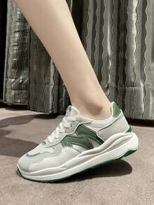 Tênis de Plataforma Femininos | Retalhos de Couro e Malha Respirável | Decoração Geométrica e Colorblock Minimalista | Bico Redondo de Cano Baixo com Aba de Puxar | Sola Grossa Serrilhada Anti-Derrapante Gradiente | Tênis Casuais para Deslocamentos | Visual do Dia a Dia para Mulheres Jovens (Branco+Azul/Branco+Rosa/Branco+Verde)