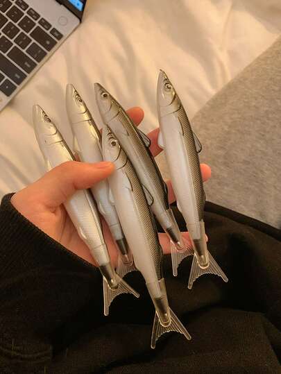 1支黑色圆珠笔，男女通用，创意趣味鱼形笔身，学生文具，适合学校和办公室使用。