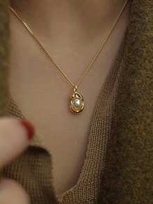 A Proud Moon-Set Pearl Shell Collarbone Chain Women's 18k Gold Peanut Pearl Pendant Necklace With A Niche Design And A Sense Of High-End Stainless Steel Necklace