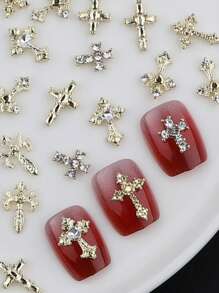 Set di 30 Pezzi di Charm per Unghie in Oro con Gemme Dorate per Unghie, Charm a Croce Dorati e Charm con Vergine Maria - Decorazioni per Unghie in Stile Y2K 3D Dorate, Charm per Unghie Argento, Perle, Gemme di Diamanti, Decorazioni per Unghie in Metallo Dorato e Argentato Vintage Punk