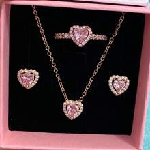 3 pièces Ensemble de bijoux multicolore en forme de cœur le plus récent, composé d'une paire de boucles d'oreilles en argent, d'une bague en argent et d'un collier en argent, fabriqués avec des matériaux hypoallergéniques ornés de strass taille brillante et d'éléments en forme de cœur rouge passionné. Avec des accents de strass en forme de cœur simple mais élégant. Parfait pour les anniversaires, les cadeaux, les fêtes et le port quotidien - un joyau d'amour idéal et limité