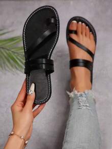 Dép xỏ ngón đế bằng màu trơn phong cách Bohemian mùa hè 2025 mới, trang trí kim loại vàng, đa năng cho cả đi hàng ngày và đi nghỉ mát, dép đi biển mũi tròn đế bằng nhẹ nhàng thoải mái, dáng rộng. - màu đen - Xem 1