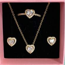 3 pièces Ensemble de bijoux multicolore en forme de cœur le plus récent, composé d'une paire de boucles d'oreilles en argent, d'une bague en argent et d'un collier en argent, fabriqués avec des matériaux hypoallergéniques ornés de strass taille brillante et d'éléments en forme de cœur rouge passionné. Avec des accents de strass en forme de cœur simple mais élégant. Parfait pour les anniversaires, les cadeaux, les fêtes et le port quotidien - un joyau d'amour idéal et limité