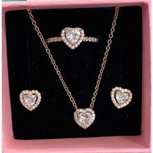 3 pièces Ensemble de bijoux multicolore en forme de cœur le plus récent, composé d'une paire de boucles d'oreilles en argent, d'une bague en argent et d'un collier en argent, fabriqués avec des matériaux hypoallergéniques ornés de strass taille brillante et d'éléments en forme de cœur rouge passionné. Avec des accents de strass en forme de cœur simple mais élégant. Parfait pour les anniversaires, les cadeaux, les fêtes et le port quotidien - un joyau d'amour idéal et limité