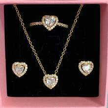 3 pièces Ensemble de bijoux multicolore en forme de cœur le plus récent, composé d'une paire de boucles d'oreilles en argent, d'une bague en argent et d'un collier en argent, fabriqués avec des matériaux hypoallergéniques ornés de strass taille brillante et d'éléments en forme de cœur rouge passionné. Avec des accents de strass en forme de cœur simple mais élégant. Parfait pour les anniversaires, les cadeaux, les fêtes et le port quotidien - un joyau d'amour idéal et limité