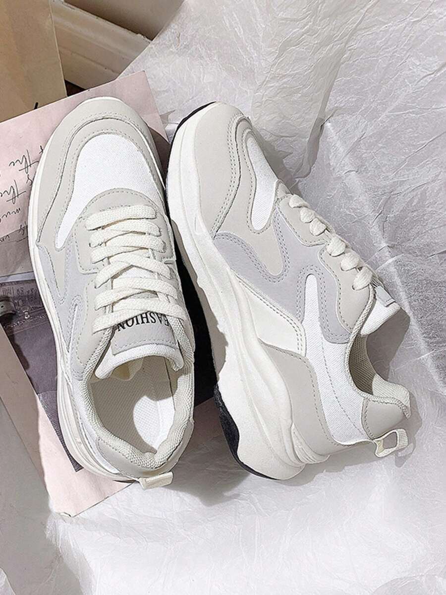 Tênis Confortável de Sola Grossa para Mulheres | Retalhos de Couro e Tela | Listras Decorativas Geométricas + Cores de Contraste Minimalistas | Design de Cadarço de Cano Baixo com Bico Redondo | Sola Grossa Antiderrapante e Amortecedora de Choque | Casual Esportivo | Estilo Simples para Caminhada | Adequado para Uso Diário de Mulheres Jovens, Primavera/Outono/Inverno (Branco + Cinza Claro)