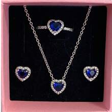 3 pièces Ensemble de bijoux multicolore en forme de cœur le plus récent, composé d'une paire de boucles d'oreilles en argent, d'une bague en argent et d'un collier en argent, fabriqués avec des matériaux hypoallergéniques ornés de strass taille brillante et d'éléments en forme de cœur rouge passionné. Avec des accents de strass en forme de cœur simple mais élégant. Parfait pour les anniversaires, les cadeaux, les fêtes et le port quotidien - un joyau d'amour idéal et limité