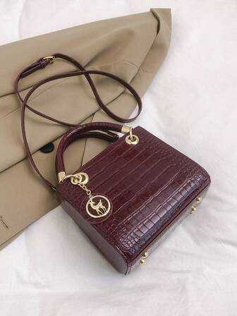 Modern damhandväska med axelrem, tillverkad av högkvalitativt krokodiltryck med utsökt hänge, vinröd handväska med stor kapacitet, bästa personliga presenten till damer, modern vinröd väska