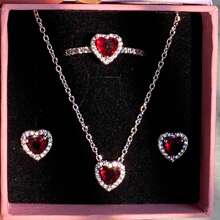 3 pièces Ensemble de bijoux multicolore en forme de cœur le plus récent, composé d'une paire de boucles d'oreilles en argent, d'une bague en argent et d'un collier en argent, fabriqués avec des matériaux hypoallergéniques ornés de strass taille brillante et d'éléments en forme de cœur rouge passionné. Avec des accents de strass en forme de cœur simple mais élégant. Parfait pour les anniversaires, les cadeaux, les fêtes et le port quotidien - un joyau d'amour idéal et limité