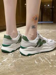 Tênis de Plataforma Femininos | Retalhos de Couro e Malha Respirável | Decoração Geométrica e Colorblock Minimalista | Bico Redondo de Cano Baixo com Aba de Puxar | Sola Grossa Serrilhada Anti-Derrapante Gradiente | Tênis Casuais para Deslocamentos | Visual do Dia a Dia para Mulheres Jovens (Branco+Azul/Branco+Rosa/Branco+Verde)