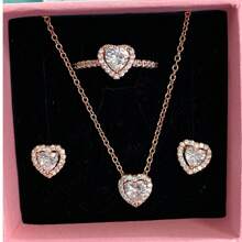 3 pièces Ensemble de bijoux multicolore en forme de cœur le plus récent, composé d'une paire de boucles d'oreilles en argent, d'une bague en argent et d'un collier en argent, fabriqués avec des matériaux hypoallergéniques ornés de strass taille brillante et d'éléments en forme de cœur rouge passionné. Avec des accents de strass en forme de cœur simple mais élégant. Parfait pour les anniversaires, les cadeaux, les fêtes et le port quotidien - un joyau d'amour idéal et limité