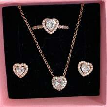 3 pièces Ensemble de bijoux multicolore en forme de cœur le plus récent, composé d'une paire de boucles d'oreilles en argent, d'une bague en argent et d'un collier en argent, fabriqués avec des matériaux hypoallergéniques ornés de strass taille brillante et d'éléments en forme de cœur rouge passionné. Avec des accents de strass en forme de cœur simple mais élégant. Parfait pour les anniversaires, les cadeaux, les fêtes et le port quotidien - un joyau d'amour idéal et limité