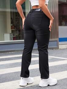 Pantalones jeans rectos para mujeres en denim negro, con botones frontales y detalles decorativos, tela suave y elástica, ideales para estilos casuales y modernos - Negro - Ver 3