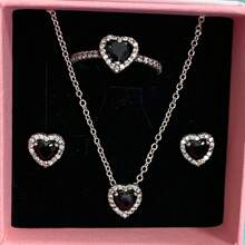 3 pièces Ensemble de bijoux multicolore en forme de cœur le plus récent, composé d'une paire de boucles d'oreilles en argent, d'une bague en argent et d'un collier en argent, fabriqués avec des matériaux hypoallergéniques ornés de strass taille brillante et d'éléments en forme de cœur rouge passionné. Avec des accents de strass en forme de cœur simple mais élégant. Parfait pour les anniversaires, les cadeaux, les fêtes et le port quotidien - un joyau d'amour idéal et limité
