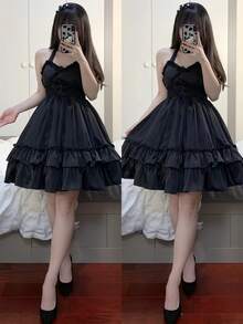 一件可爱迷人的纯色复古优雅缎面洛丽塔无肩带露肩连衣裙，适合洛丽塔角色扮演或日常休闲穿着，也适合万圣节、派对等场合。