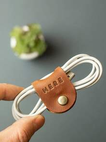 منظم كابل جلدي حسب الطلب - حافظة سلك من جلد البولي يوريثان مزودة بمثبت مغناطيسي قابل للتعديل، تصميم أنيق متميز، تخزين كابلات المكتب بشكل مريح، قابل للتخصيص، مثالي لكابلات الشحن وسماعات الأذن والاستخدام السفري والمكتبي، هدية مثالية لعشاق التقنية وعيد الأب والميلاد