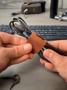 منظم كابل جلدي حسب الطلب - حافظة سلك من جلد البولي يوريثان مزودة بمثبت مغناطيسي قابل للتعديل، تصميم أنيق متميز، تخزين كابلات المكتب بشكل مريح، قابل للتخصيص، مثالي لكابلات الشحن وسماعات الأذن والاستخدام السفري والمكتبي، هدية مثالية لعشاق التقنية وعيد الأب والميلاد