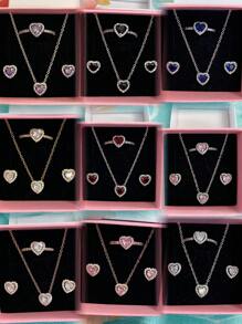 3 pièces Ensemble de bijoux multicolore en forme de cœur le plus récent, composé d'une paire de boucles d'oreilles en argent, d'une bague en argent et d'un collier en argent, fabriqués avec des matériaux hypoallergéniques ornés de strass taille brillante et d'éléments en forme de cœur rouge passionné. Avec des accents de strass en forme de cœur simple mais élégant. Parfait pour les anniversaires, les cadeaux, les fêtes et le port quotidien - un joyau d'amour idéal et limité