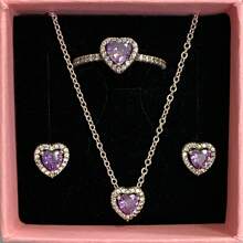 3 pièces Ensemble de bijoux multicolore en forme de cœur le plus récent, composé d'une paire de boucles d'oreilles en argent, d'une bague en argent et d'un collier en argent, fabriqués avec des matériaux hypoallergéniques ornés de strass taille brillante et d'éléments en forme de cœur rouge passionné. Avec des accents de strass en forme de cœur simple mais élégant. Parfait pour les anniversaires, les cadeaux, les fêtes et le port quotidien - un joyau d'amour idéal et limité