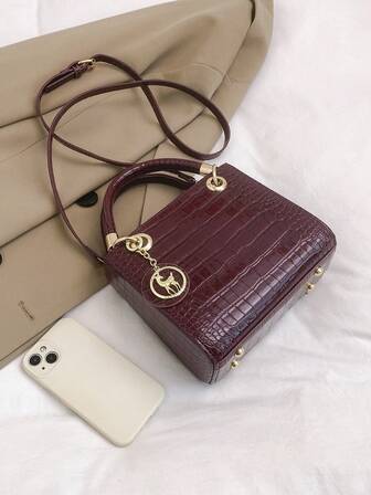 Modern damhandväska med axelrem, tillverkad av högkvalitativt krokodiltryck med utsökt hänge, vinröd handväska med stor kapacitet, bästa personliga presenten till damer, modern vinröd väska