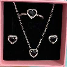 3 pièces Ensemble de bijoux multicolore en forme de cœur le plus récent, composé d'une paire de boucles d'oreilles en argent, d'une bague en argent et d'un collier en argent, fabriqués avec des matériaux hypoallergéniques ornés de strass taille brillante et d'éléments en forme de cœur rouge passionné. Avec des accents de strass en forme de cœur simple mais élégant. Parfait pour les anniversaires, les cadeaux, les fêtes et le port quotidien - un joyau d'amour idéal et limité