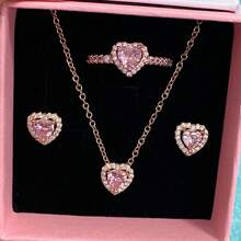 3 pièces Ensemble de bijoux multicolore en forme de cœur le plus récent, composé d'une paire de boucles d'oreilles en argent, d'une bague en argent et d'un collier en argent, fabriqués avec des matériaux hypoallergéniques ornés de strass taille brillante et d'éléments en forme de cœur rouge passionné. Avec des accents de strass en forme de cœur simple mais élégant. Parfait pour les anniversaires, les cadeaux, les fêtes et le port quotidien - un joyau d'amour idéal et limité