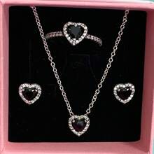 3 pièces Ensemble de bijoux multicolore en forme de cœur le plus récent, composé d'une paire de boucles d'oreilles en argent, d'une bague en argent et d'un collier en argent, fabriqués avec des matériaux hypoallergéniques ornés de strass taille brillante et d'éléments en forme de cœur rouge passionné. Avec des accents de strass en forme de cœur simple mais élégant. Parfait pour les anniversaires, les cadeaux, les fêtes et le port quotidien - un joyau d'amour idéal et limité
