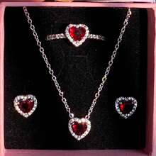 3 pièces Ensemble de bijoux multicolore en forme de cœur le plus récent, composé d'une paire de boucles d'oreilles en argent, d'une bague en argent et d'un collier en argent, fabriqués avec des matériaux hypoallergéniques ornés de strass taille brillante et d'éléments en forme de cœur rouge passionné. Avec des accents de strass en forme de cœur simple mais élégant. Parfait pour les anniversaires, les cadeaux, les fêtes et le port quotidien - un joyau d'amour idéal et limité