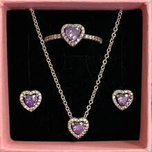 3 pièces Ensemble de bijoux multicolore en forme de cœur le plus récent, composé d'une paire de boucles d'oreilles en argent, d'une bague en argent et d'un collier en argent, fabriqués avec des matériaux hypoallergéniques ornés de strass taille brillante et d'éléments en forme de cœur rouge passionné. Avec des accents de strass en forme de cœur simple mais élégant. Parfait pour les anniversaires, les cadeaux, les fêtes et le port quotidien - un joyau d'amour idéal et limité