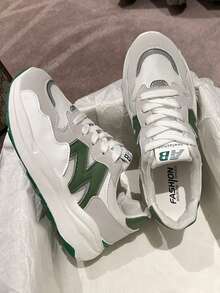 Tênis de Plataforma Femininos | Retalhos de Couro e Malha Respirável | Decoração Geométrica e Colorblock Minimalista | Bico Redondo de Cano Baixo com Aba de Puxar | Sola Grossa Serrilhada Anti-Derrapante Gradiente | Tênis Casuais para Deslocamentos | Visual do Dia a Dia para Mulheres Jovens (Branco+Azul/Branco+Rosa/Branco+Verde)