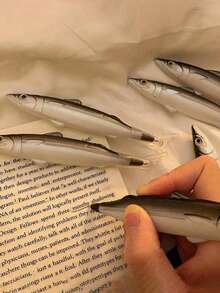 1支黑色圆珠笔，男女通用，创意趣味鱼形笔身，学生文具，适合学校和办公室使用。 - 彩色 - 查看 7