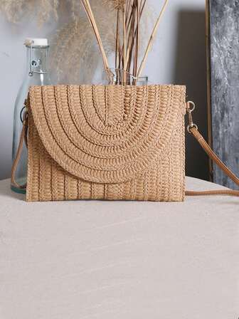 女士极简翻盖包、编织斜挎信封包、女士度假包、假日包、草编钱包、草编沙滩包、沙滩必需品、沙滩必备品、沙滩用品和夏季必备品、最适合海滩氛围的女士包