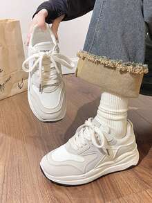 Tênis Confortável de Sola Grossa para Mulheres | Retalhos de Couro e Tela | Listras Decorativas Geométricas + Cores de Contraste Minimalistas | Design de Cadarço de Cano Baixo com Bico Redondo | Sola Grossa Antiderrapante e Amortecedora de Choque | Casual Esportivo | Estilo Simples para Caminhada | Adequado para Uso Diário de Mulheres Jovens, Primavera/Outono/Inverno (Branco + Cinza Claro)