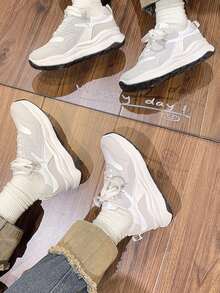 Tênis Confortável de Sola Grossa para Mulheres | Retalhos de Couro e Tela | Listras Decorativas Geométricas + Cores de Contraste Minimalistas | Design de Cadarço de Cano Baixo com Bico Redondo | Sola Grossa Antiderrapante e Amortecedora de Choque | Casual Esportivo | Estilo Simples para Caminhada | Adequado para Uso Diário de Mulheres Jovens, Primavera/Outono/Inverno (Branco + Cinza Claro)