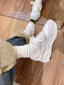 Tênis Confortável de Sola Grossa para Mulheres | Retalhos de Couro e Tela | Listras Decorativas Geométricas + Cores de Contraste Minimalistas | Design de Cadarço de Cano Baixo com Bico Redondo | Sola Grossa Antiderrapante e Amortecedora de Choque | Casual Esportivo | Estilo Simples para Caminhada | Adequado para Uso Diário de Mulheres Jovens, Primavera/Outono/Inverno (Branco + Cinza Claro)