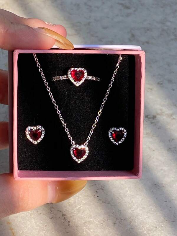 3 pièces Ensemble de bijoux multicolore en forme de cœur le plus récent, composé d'une paire de boucles d'oreilles en argent, d'une bague en argent et d'un collier en argent, fabriqués avec des matériaux hypoallergéniques ornés de strass taille brillante et d'éléments en forme de cœur rouge passionné. Avec des accents de strass en forme de cœur simple mais élégant. Parfait pour les anniversaires, les cadeaux, les fêtes et le port quotidien - un joyau d'amour idéal et limité
