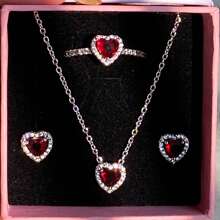 3 pièces Ensemble de bijoux multicolore en forme de cœur le plus récent, composé d'une paire de boucles d'oreilles en argent, d'une bague en argent et d'un collier en argent, fabriqués avec des matériaux hypoallergéniques ornés de strass taille brillante et d'éléments en forme de cœur rouge passionné. Avec des accents de strass en forme de cœur simple mais élégant. Parfait pour les anniversaires, les cadeaux, les fêtes et le port quotidien - un joyau d'amour idéal et limité