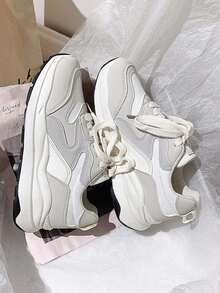 Tênis Confortável de Sola Grossa para Mulheres | Retalhos de Couro e Tela | Listras Decorativas Geométricas + Cores de Contraste Minimalistas | Design de Cadarço de Cano Baixo com Bico Redondo | Sola Grossa Antiderrapante e Amortecedora de Choque | Casual Esportivo | Estilo Simples para Caminhada | Adequado para Uso Diário de Mulheres Jovens, Primavera/Outono/Inverno (Branco + Cinza Claro)