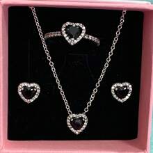 3 pièces Ensemble de bijoux multicolore en forme de cœur le plus récent, composé d'une paire de boucles d'oreilles en argent, d'une bague en argent et d'un collier en argent, fabriqués avec des matériaux hypoallergéniques ornés de strass taille brillante et d'éléments en forme de cœur rouge passionné. Avec des accents de strass en forme de cœur simple mais élégant. Parfait pour les anniversaires, les cadeaux, les fêtes et le port quotidien - un joyau d'amour idéal et limité