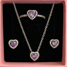 3 pièces Ensemble de bijoux multicolore en forme de cœur le plus récent, composé d'une paire de boucles d'oreilles en argent, d'une bague en argent et d'un collier en argent, fabriqués avec des matériaux hypoallergéniques ornés de strass taille brillante et d'éléments en forme de cœur rouge passionné. Avec des accents de strass en forme de cœur simple mais élégant. Parfait pour les anniversaires, les cadeaux, les fêtes et le port quotidien - un joyau d'amour idéal et limité
